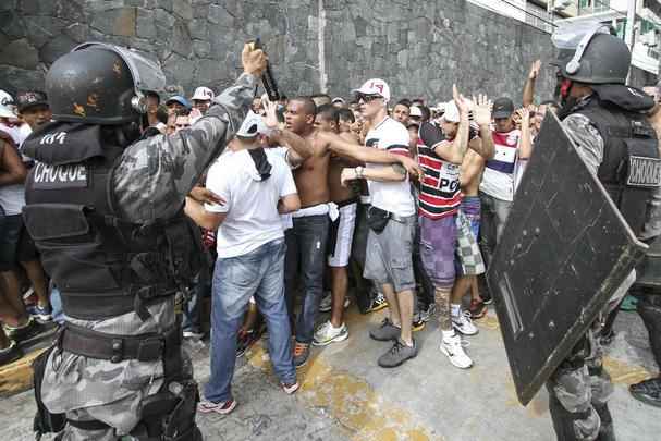 Na chegada da torcida do Santa Cruz, mais confusão envolvendo torcedores e a Polícia Militar