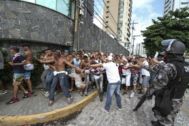 Na chegada da torcida do Santa Cruz, mais confusão envolvendo torcedores e a Polícia Militar