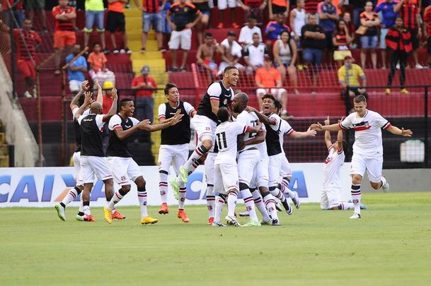 Sport e Santa Cruz fizeram uma partida bastante movimentada na tarde deste domingo, na Ilha do Retiro, pela quarta rodada do Pernambucano