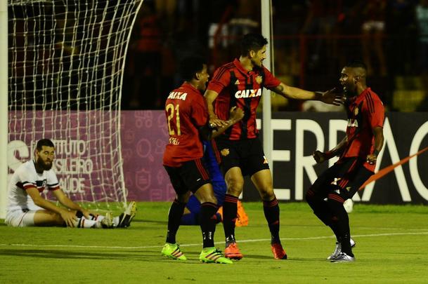 Sport e Santa Cruz fizeram uma partida bastante movimentada na tarde deste domingo, na Ilha do Retiro, pela quarta rodada do Pernambucano