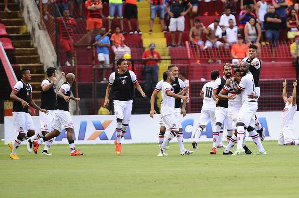 Sport e Santa Cruz fizeram uma partida bastante movimentada na tarde deste domingo, na Ilha do Retiro, pela quarta rodada do Pernambucano