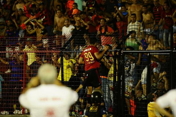 Sport e Santa Cruz fizeram uma partida bastante movimentada na tarde deste domingo, na Ilha do Retiro, pela quarta rodada do Pernambucano