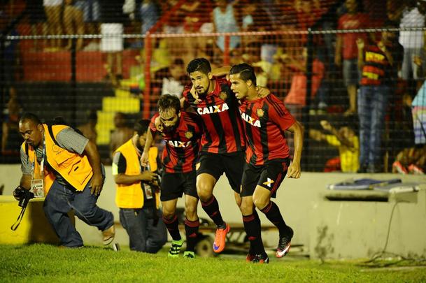 Sport e Santa Cruz fizeram uma partida bastante movimentada na tarde deste domingo, na Ilha do Retiro, pela quarta rodada do Pernambucano