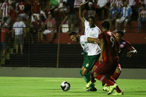 Após um primeiro tempo fraco, Náutico entrou em campo com tudo, abriu o placar e continuou pressionando o América na Ilha do Retiro