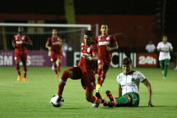 Após um primeiro tempo fraco, Náutico entrou em campo com tudo, abriu o placar e continuou pressionando o América na Ilha do Retiro