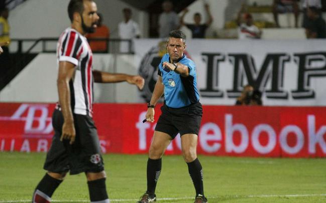 Pela primeira vez com trs zagueiros, Tricolor produziu pouco em jogo no Arruda, pelo Nordesto