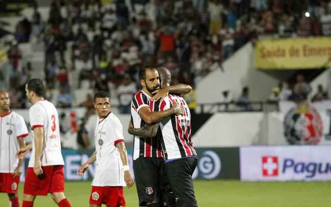 Pela primeira vez com trs zagueiros, Tricolor produziu pouco em jogo no Arruda, pelo Nordesto