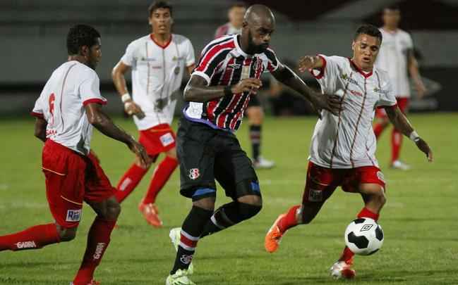 Pela primeira vez com trs zagueiros, Tricolor produziu pouco em jogo no Arruda, pelo Nordesto
