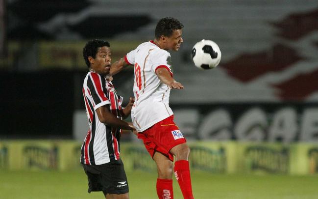 Pela primeira vez com trs zagueiros, Tricolor produziu pouco em jogo no Arruda, pelo Nordesto