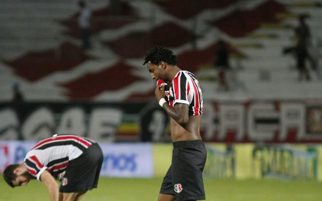 Pela primeira vez com trs zagueiros, Tricolor produziu pouco em jogo no Arruda, pelo Nordesto