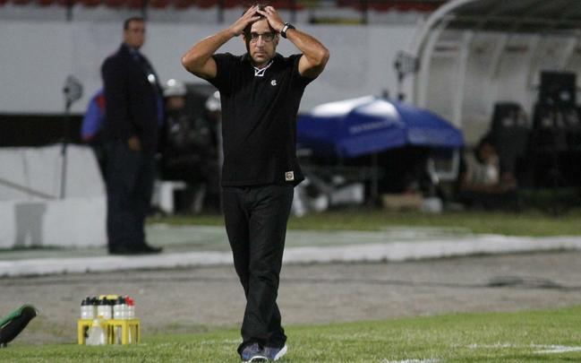 Pela primeira vez com três zagueiros, Tricolor produziu pouco em jogo no Arruda, pelo Nordestão