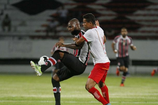 Pela primeira vez com três zagueiros, Tricolor produziu pouco em jogo no Arruda, pelo Nordestão
