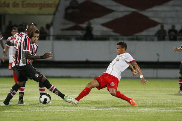 Pela primeira vez com três zagueiros, Tricolor produziu pouco em jogo no Arruda, pelo Nordestão
