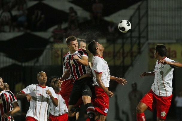 Pela primeira vez com três zagueiros, Tricolor produziu pouco em jogo no Arruda, pelo Nordestão