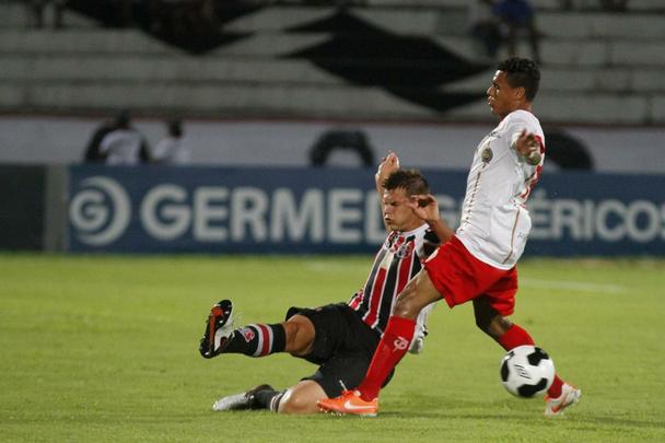 Pela primeira vez com três zagueiros, Tricolor produziu pouco em jogo no Arruda, pelo Nordestão