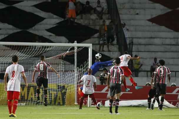 Pela primeira vez com três zagueiros, Tricolor produziu pouco em jogo no Arruda, pelo Nordestão
