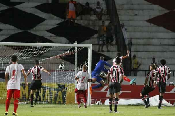 Pela primeira vez com três zagueiros, Tricolor produziu pouco em jogo no Arruda, pelo Nordestão