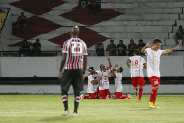 Pela primeira vez com três zagueiros, Tricolor produziu pouco em jogo no Arruda, pelo Nordestão