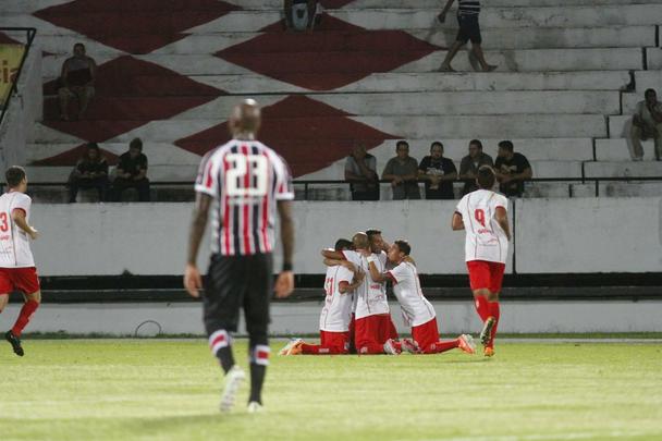 Pela primeira vez com três zagueiros, Tricolor produziu pouco em jogo no Arruda, pelo Nordestão