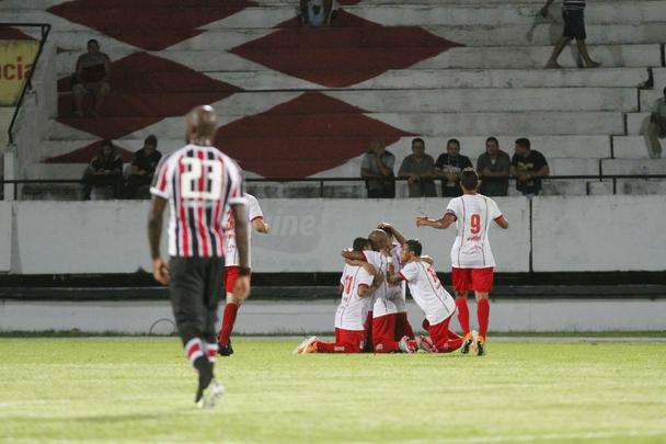 Pela primeira vez com três zagueiros, Tricolor produziu pouco em jogo no Arruda, pelo Nordestão