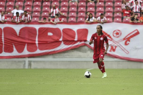 Sem mudanas - Logo aps a vitria sobre o Amrica, o tcnico alvirrubro Dal Pozzo deixou claro: o sistema ttico de seu time  o 4-2-3-1 e isso no vai ser alterado, independentemente das ausncias. Sem Rodrigo Souza (suspenso) e Bergson e Rato lesionados, as opes que o treinador tem  disposio implicam em mudanas do estilo de jogo. No lugar de volante, Eduardinho prende mais Elicarlos  frente da rea, enquanto Niel ficaria mais preso, perdendo a mobilidade que Elicarlos e Rodrigo Souza imprimiam na cabea-de-rea. No setor ofensivo, Dal Pozzo pode colocar o atacante Thiago Santana, que seria uma troca direta. Porm, tem a possibilidade de escalar Esquerdinha e Renan Oliveira, dois meias que dariam mais consistncia na recomposio defensiva, tanto pregada pelo treinador.
