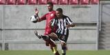 Nas costas de Gastn - Falco j disse que no gosta de ver seu time atuando muito centralizado.  adepto da amplitude ofensiva e incentiva seus jogadores a explorarem as pontas. Os meias-extremos exploram bastante a linha de fundo, dando profundidade ao ataque e buscando sempre o cruzamento para Tlio de Melo dentro da rea. Se pelo lado direito da defesa o Nutico tem a consistncia do zagueiro Rafael Pereira atuando como lateral, na esquerda tem Gastn Filgueira. O uruguaio sobe com frequncia ao ataque e costuma deixar espaos abertos no setor defensivo. Lacuna que Lenis pode explorar e que Dal Pozzo certamente vai trabalhar para que haja a devida cobertura no setor.