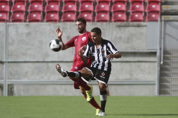 Nas costas de Gastón - Falcão já disse que não gosta de ver seu time atuando muito centralizado. É adepto da amplitude ofensiva e incentiva seus jogadores a explorarem as pontas. Os meias-extremos exploram bastante a linha de fundo, dando profundidade ao ataque e buscando sempre o cruzamento para Túlio de Melo dentro da área. Se pelo lado direito da defesa o Náutico tem a consistência do zagueiro Rafael Pereira atuando como lateral, na esquerda tem Gastón Filgueira. O uruguaio sobe com frequência ao ataque e costuma deixar espaços abertos no setor defensivo. Lacuna que Lenis pode explorar e que Dal Pozzo certamente vai trabalhar para que haja a devida cobertura no setor.