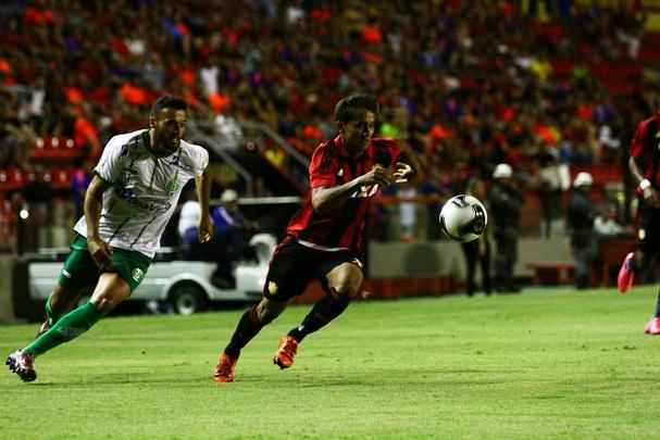 Parte para cima? - Aps poupar vrios jogadores na partida da ltima quarta-feira contra o River, o tcnico rubro-negro Paulo Roberto Falco poder ter fora mxima para o clssico contra o Nutico. Com isso, a dvida  saber se o treinador vai permanecer com o esquema com trs volantes, com o qual o Sport conseguiu suas quatro vitrias na temporada, ou voltar a uma formao mais ofensiva, com um meia de criao e trs homens no ataque. Caso opte pelo primeiro, o que  mais provvel, Serginho fica mais a frente da defesa, dando liberdade para Rithely e Luiz Antnio apoiarem. Na frente, Lenis, pela direita, e Gabriel Xavier, pela esquerda, tm a funo de ir ao fundo de campo e procurar Tlio de Melo no ataque. Os dois tambm podem inverter de lado, como durante a partida contra o Santa Cruz. No entanto, com a boa fase de Everton Felipe e o possvel retorno de Mark Gonzlez, Falco tambm pode armar um equipe mais incisiva, com um dos dois indo para a esquerda do ataque, abrindo espao para Gabriel Xavier atuar como meia de criao. Nesse caso, um volante deixaria o time. Provavelmente, Luiz Antnio. 