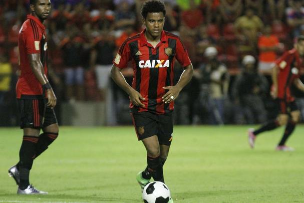 O termmetro do time - Apesar do Sport praticamente jogar em funo de Tlio de Melo no ataque, a principal pea da engrenagem rubro-negra  um velho conhecido. Com 240 partidas disputadas pelo Sport, o volante Rithely  o motor do meio de campo rubro-negro. Alm de inegvel poder de marcao,  ele quem comanda a velocidade da equipe, sendo o primeiro elo da sada de bola da defesa para o ataque. Invariavelmente, se Rithely vai bem, o Sport joga bem. A mesma lgica vale para o inverso...