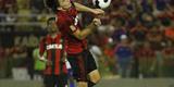 Falhas constantes - Nas sete partidas oficiais disputadas at agora, o Sport s no sofreu gols em uma (na vitria por 2 a 0 para o Fortaleza, na Copa do Nordeste). O nmero que indica uma fragilidade defensiva vem atendendo por um nome: Matheus Ferraz. Um dos destaques do Leo no Brasileiro do ano passado, o zagueiro foi responsvel diretamente por gols sofridos contra Central, Botafogo-PB e Santa Cruz. Erros consecutivos que geram insegurana, tanto nele, quanto em todo o sistema defensivo. Se o Nutico souber explorar esse mal momento do zagueiro, pode ser um dificultador a mais para os donos da casa.
