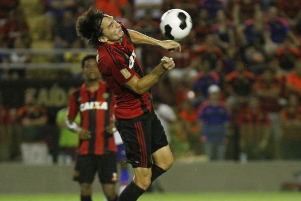 Falhas constantes - Nas sete partidas oficiais disputadas até agora, o Sport só não sofreu gols em uma (na vitória por 2 a 0 para o Fortaleza, na Copa do Nordeste). O número que indica uma fragilidade defensiva vem atendendo por um nome: Matheus Ferraz. Um dos destaques do Leão no Brasileiro do ano passado, o zagueiro foi responsável diretamente por gols sofridos contra Central, Botafogo-PB e Santa Cruz. Erros consecutivos que geram insegurança, tanto nele, quanto em todo o sistema defensivo. Se o Náutico souber explorar esse mal momento do zagueiro, pode ser um dificultador a mais para os donos da casa.