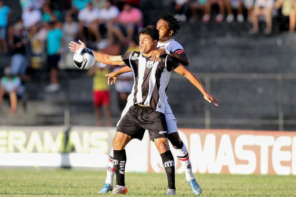 Central e Santa Cruz entraram em campo para dar o melhor. So as duas equipes, at o momento, fora da zona de classificao  semifinal do Pernambucano