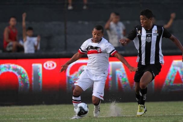 Central e Santa Cruz entraram em campo para dar o melhor. São as duas equipes, até o momento, fora da zona de classificação à semifinal do Pernambucano