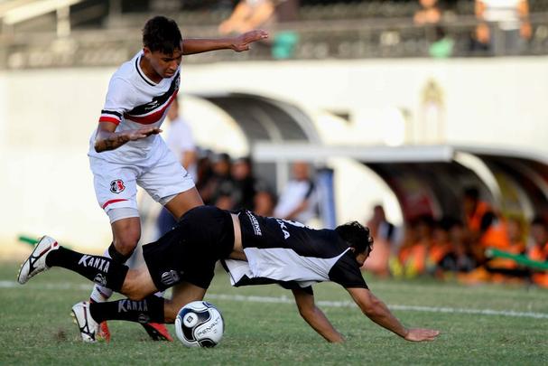 Central e Santa Cruz entraram em campo para dar o melhor. São as duas equipes, até o momento, fora da zona de classificação à semifinal do Pernambucano