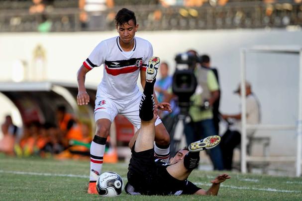 Central e Santa Cruz entraram em campo para dar o melhor. São as duas equipes, até o momento, fora da zona de classificação à semifinal do Pernambucano