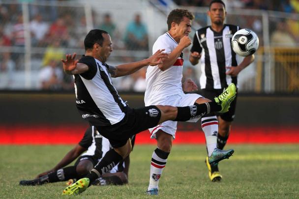 Central e Santa Cruz entraram em campo para dar o melhor. São as duas equipes, até o momento, fora da zona de classificação à semifinal do Pernambucano
