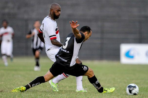 Central e Santa Cruz entraram em campo para dar o melhor. São as duas equipes, até o momento, fora da zona de classificação à semifinal do Pernambucano
