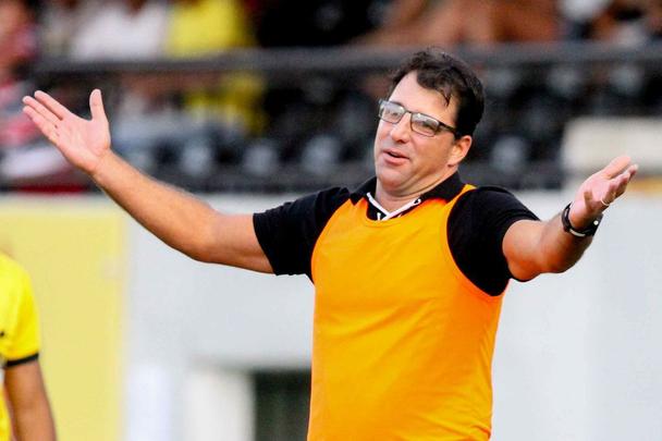 Central e Santa Cruz entraram em campo para dar o melhor. São as duas equipes, até o momento, fora da zona de classificação à semifinal do Pernambucano