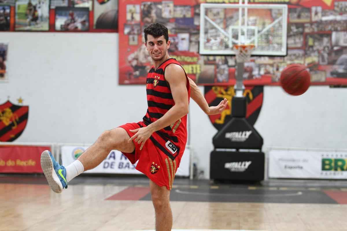 Higor, 20 anos, 1,93m, ala. Comeou no Clube Central, de Niteri, de onde foi para o Botafogo. Aps trs anos, seguiu para seu primeiro time adulto, o Tijuca. Seu principal clube foi o Limeira. 