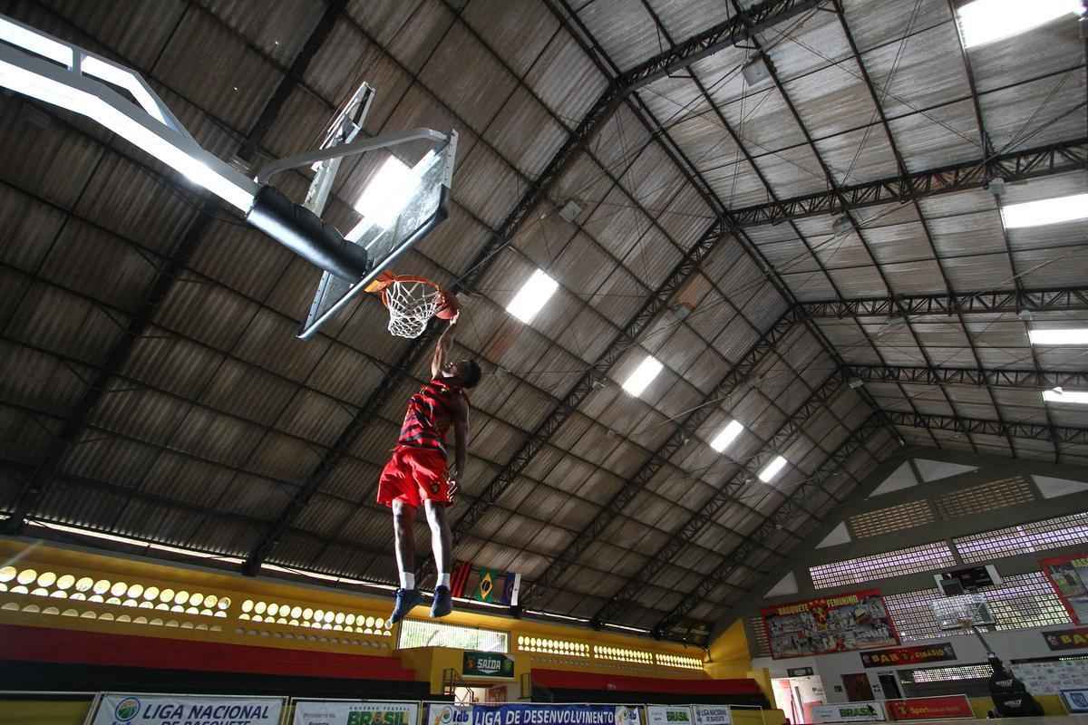 Marcelo Egdio, armador, 24 anos, 1,88m. Com 16 anos foi para a Espanha, onde jogou nas categorias de base do Estudiantes. L, subiu para o adulto. Jogou por cinco temporadas antes de receber uma proposta para voltar ao Brasil, pelo Esperia, de So Paulo. Deixou o clube por falta de pagamento e voltou para a Espanha. Ainda jogou no Narn por uma temporada antes de retornar a So Paulo, desta vez pelo Metodista. Estava sem clube no incio de 2016. A que entrou em cena a piv Kelly, do Uninassau/Amrica.