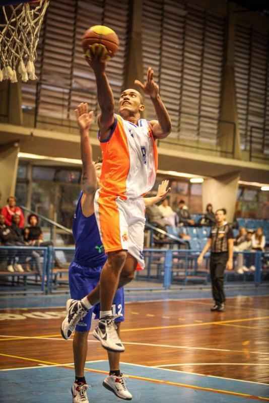 'A Kelly  como se fosse minha tia. Sempre venho visitar ela nos clubes, assistir aos jogos e treinos. Esse ano, vim para o carnaval, e a gente costuma treinar junto. No vim preparado, nem com a inteno de ficar. Mas quando cheguei, fui ao treino dela e conversei com o Lucas (Lima, armador do Sport), e a Kelly pediu para o Ricardo para eu ficar treinando com o clube. S para manter a forma. Acho que fui bem e o Ricardo pediu para trocar a passagem. Acabei ficando, sendo a pea surpresa do time'