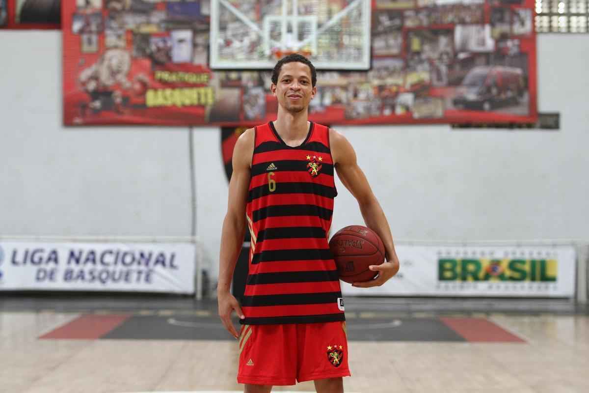 Michel, ala/armador, 29 anos. Natural do Matogrosso, mas jogou quase toda a carreira em So Paulo. Passou por So Joo, Presidente Prudente, Santos e, por ltimo, Campo Mouro (Paran). L, jogou duas Liga Ouro, e tem um feito interessante: foi o nico jogador da histria da competio a marcar um triplo-duplo (atingir dois digtos em trs fundamentos do basquete, como rebotes, pontos e assistncias).