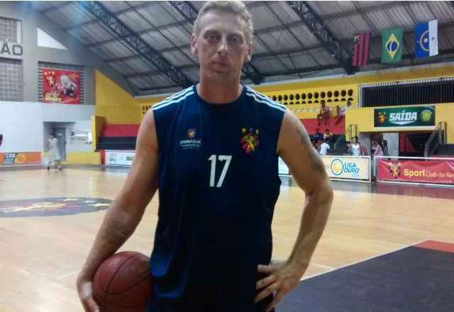 O piv Lucas Tischer de 2 m08 e 32 anos  o mais recente reforo do Sport para a Liga Ouro. Ele  o mais velho do grupo. Passou por mais de 30 clubes e rene em seu currculo seis temporadas no NBB e um bicampeonato no torneio pelo Braslia nas temporadas 2010-2011 e 2011-2012, um Campeonato Brasileiro pelo COC-Ribeiro Preto, em 2003, seis meses da NBA, alm de Seleo Brasileira. Lucas estava no Malvi do Uruguai disputando a Liga das Amricas antes de vir defender o Sport.
