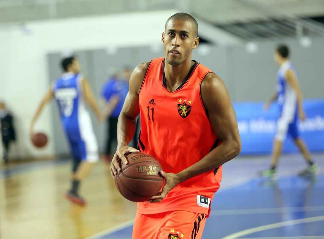O ala Luizinho, 22 anos, 1,98m,  natural de Santos-SP e tem passagens por clubes como o Ginstico-MG. Joga basquete desde os oito anos. Como profissional, foi campeo paulista, do Nordeste, bronze na LDB com o Sport e vice-campeo da Liga tambm com o Rubro-Negro.