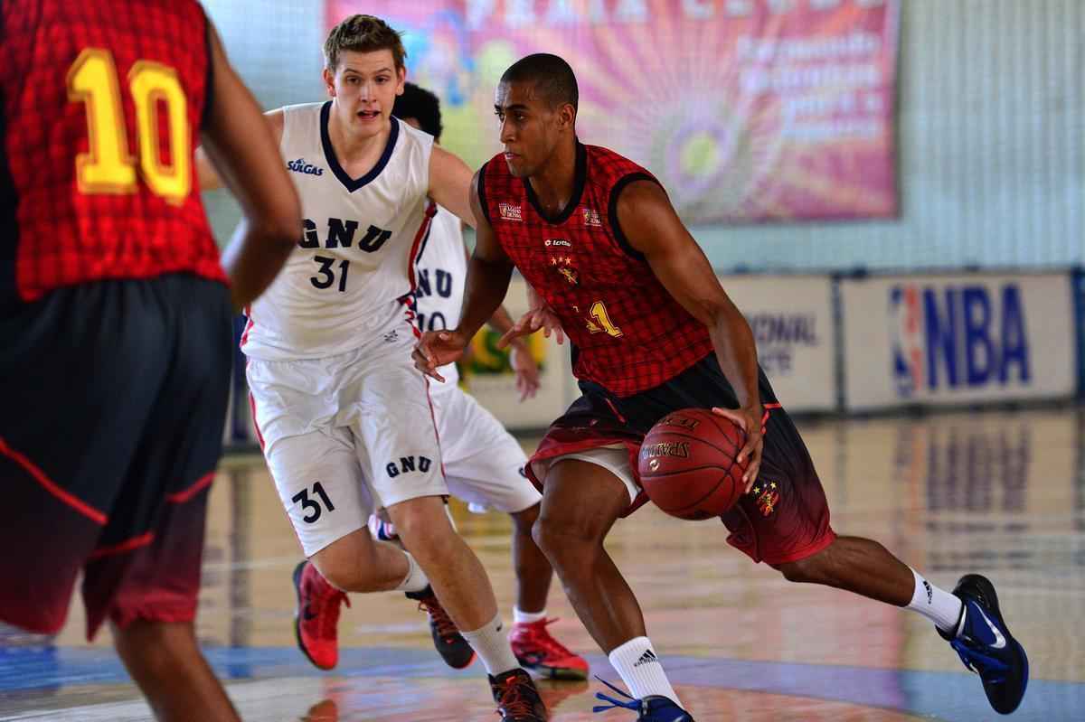 'Fiquei feliz em retornar. Eu me identifico muito com a torcida, com o Clube, o time e a comisso. Meu retorno  para seguir somando aqui no Sport e para novamente brigarmos pelo ttulo da Liga Ouro'.