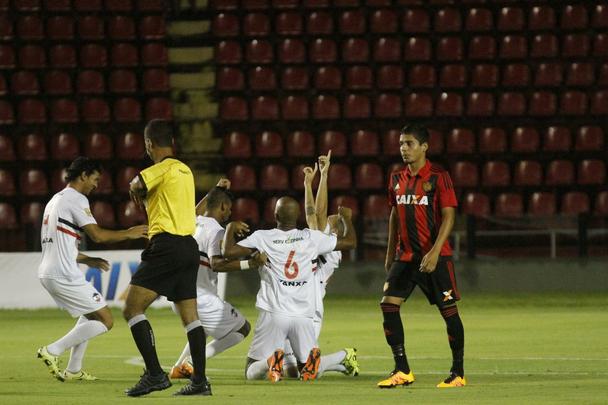 Sofrendo gols no primeiro e último lance, Sport cede empate na Ilha do Retiro e frustra noite dedicada a Leonardo