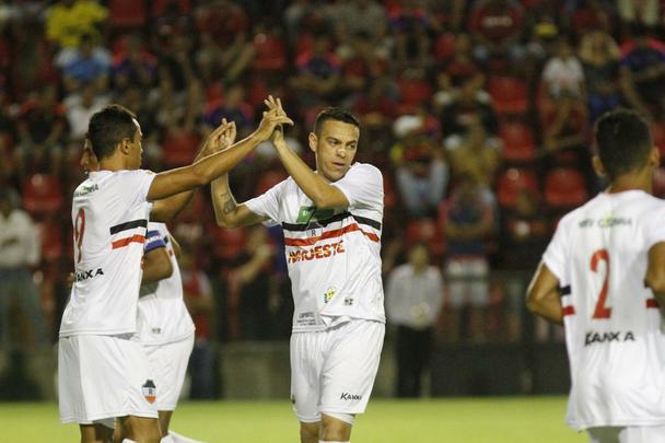 Sofrendo gols no primeiro e último lance, Sport cede empate na Ilha do Retiro e frustra noite dedicada a Leonardo