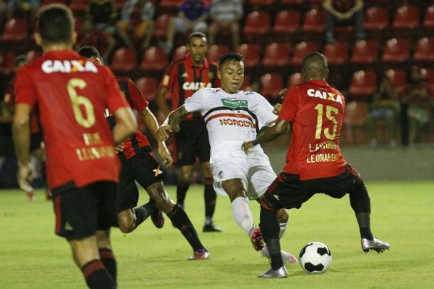 Sofrendo gols no primeiro e último lance, Sport cede empate na Ilha do Retiro e frustra noite dedicada a Leonardo