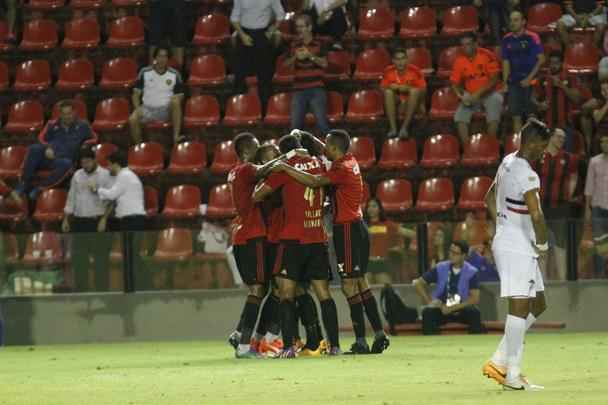 Sofrendo gols no primeiro e último lance, Sport cede empate na Ilha do Retiro e frustra noite dedicada a Leonardo