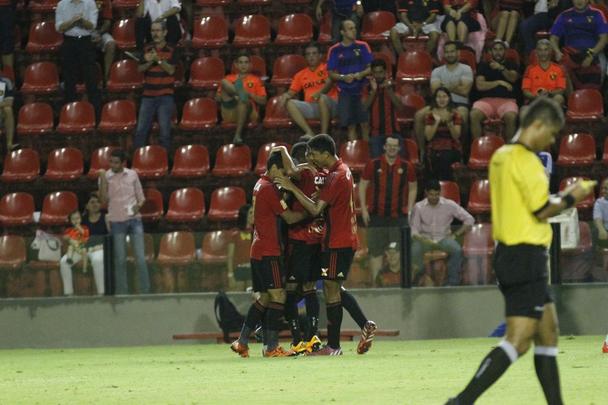 Sofrendo gols no primeiro e último lance, Sport cede empate na Ilha do Retiro e frustra noite dedicada a Leonardo